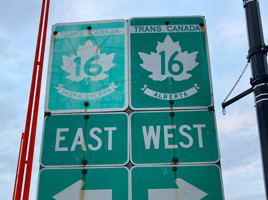 Border Markers-劳埃德明斯特必去景点