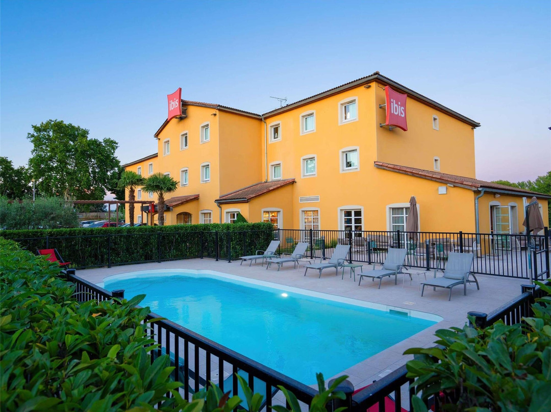 马诺斯克卡达拉舍宜必思酒店