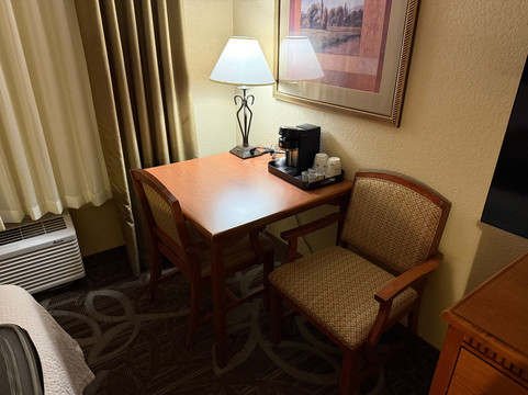 米德内布拉斯贝斯特韦斯特优质套房酒店主图