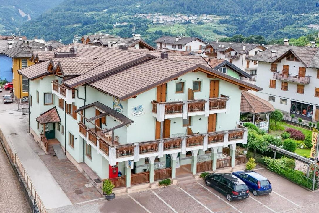 HC Hotel Garni Rooms And Apartment