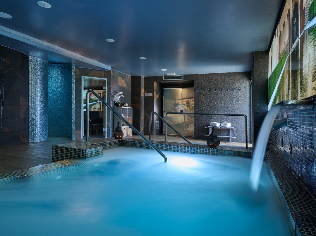 鲁纳德格拉纳达服务大酒店主图