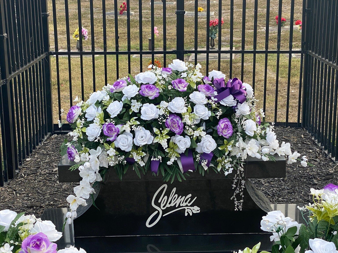 The Grave of Selena Quintanilla-Perez-科珀斯克里斯蒂市必去景点