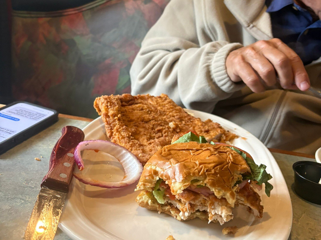 POUR HOUSE Bar & Grill