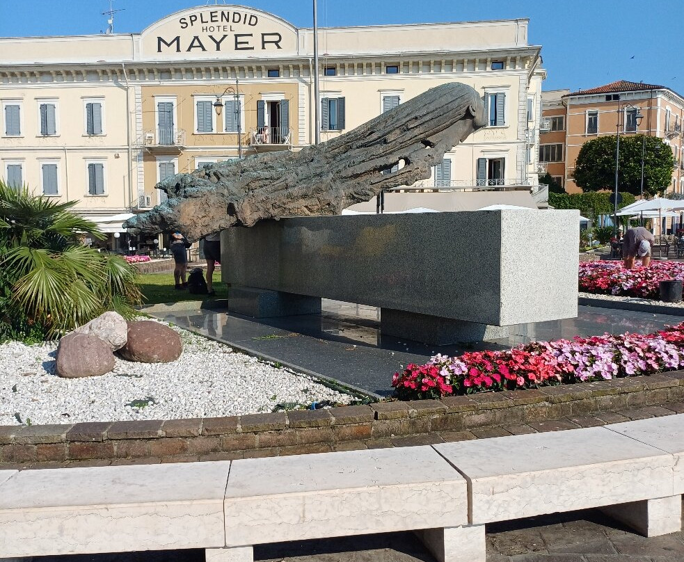 Monumento agli Aviatori del Reparto Alta Velocita-代森扎诺-德尔加达必去景点