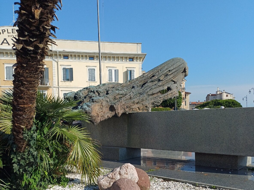 Monumento agli Aviatori del Reparto Alta Velocita-代森扎诺-德尔加达必去景点