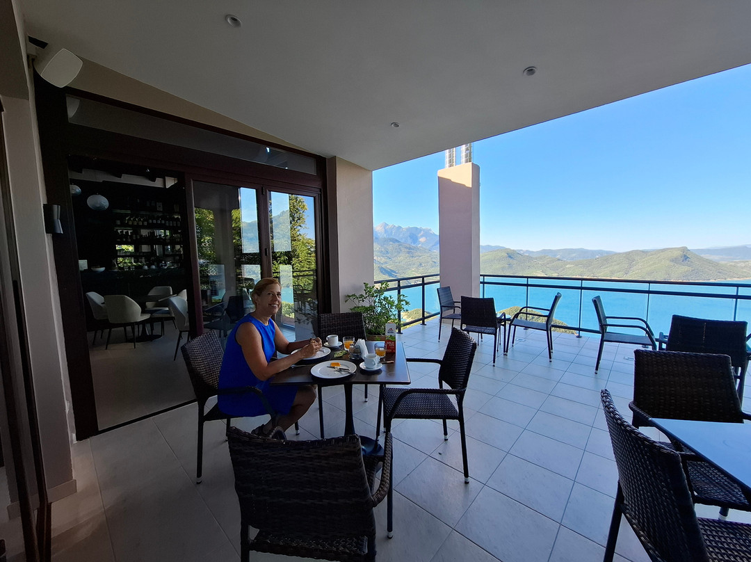Lake Kremasta Hotel