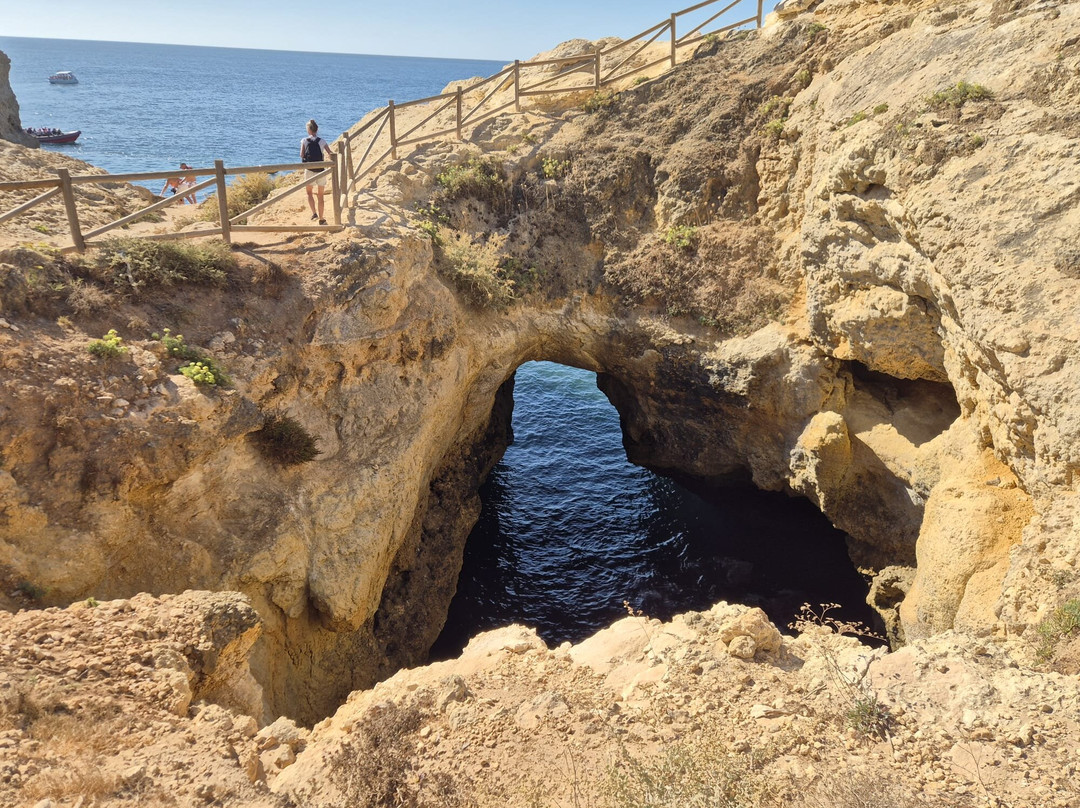 Praia da Marinha-Caramujeira必去景点