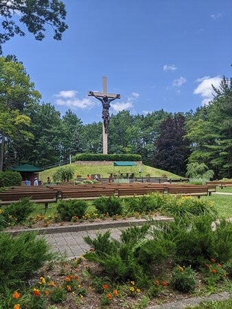 Cross In The Woods National Shrine景点图片