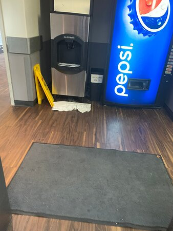 Home Inn & Suites - Regina Airport West主图