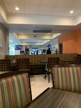 坦帕I-75布鲁斯B唐斯智选假日套房酒店主图