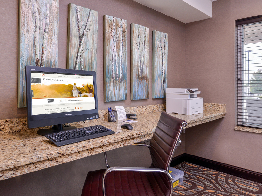 Holiday Inn Express & Suites Emporia Northwest By IHG主图