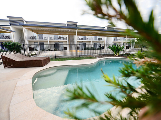 米德尔芒特盛橡套房酒店主图