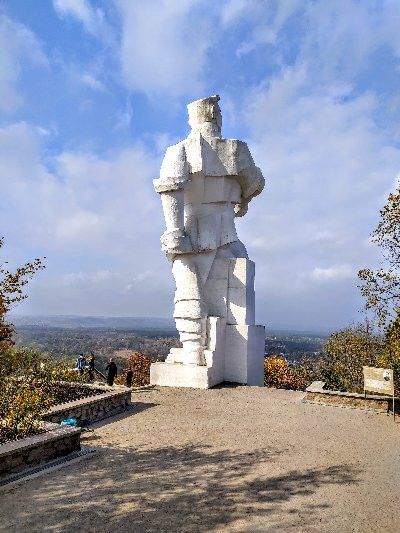 Monument to Artyom-Sviatohirsk必去景点