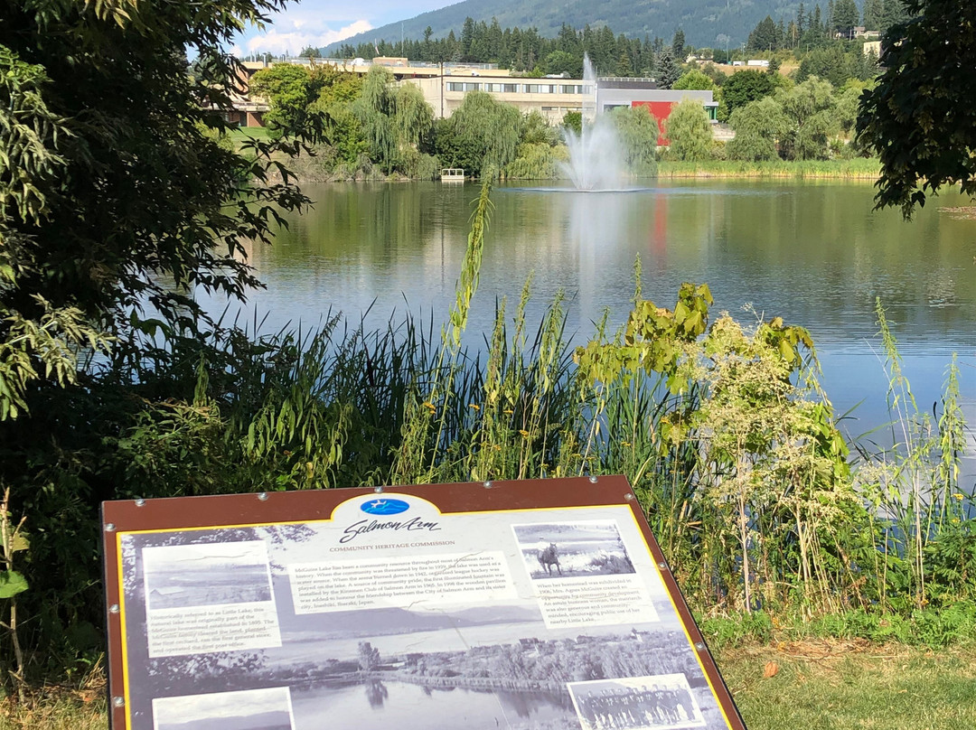 McGuire Lake Park景点图片