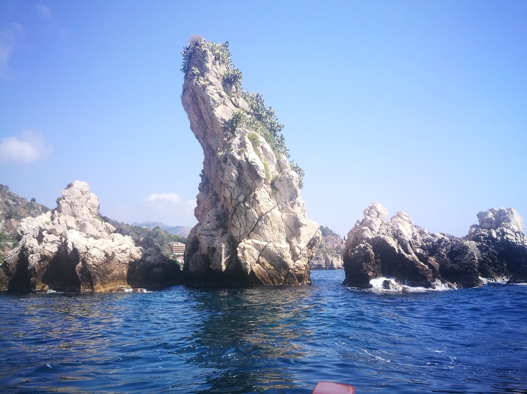 Escursioni in Barca Isola Bella Grotta Azzurra Daniele e Salvo-Giardini Naxos必去景点