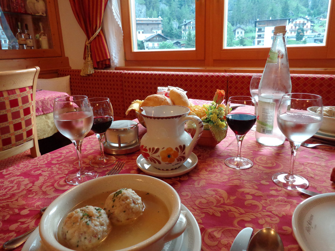 阿德里安娜酒店主图