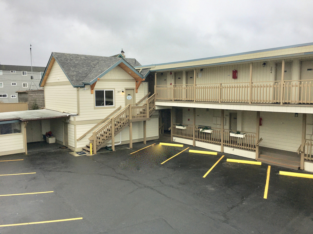 The Tradewinds Condominums主图