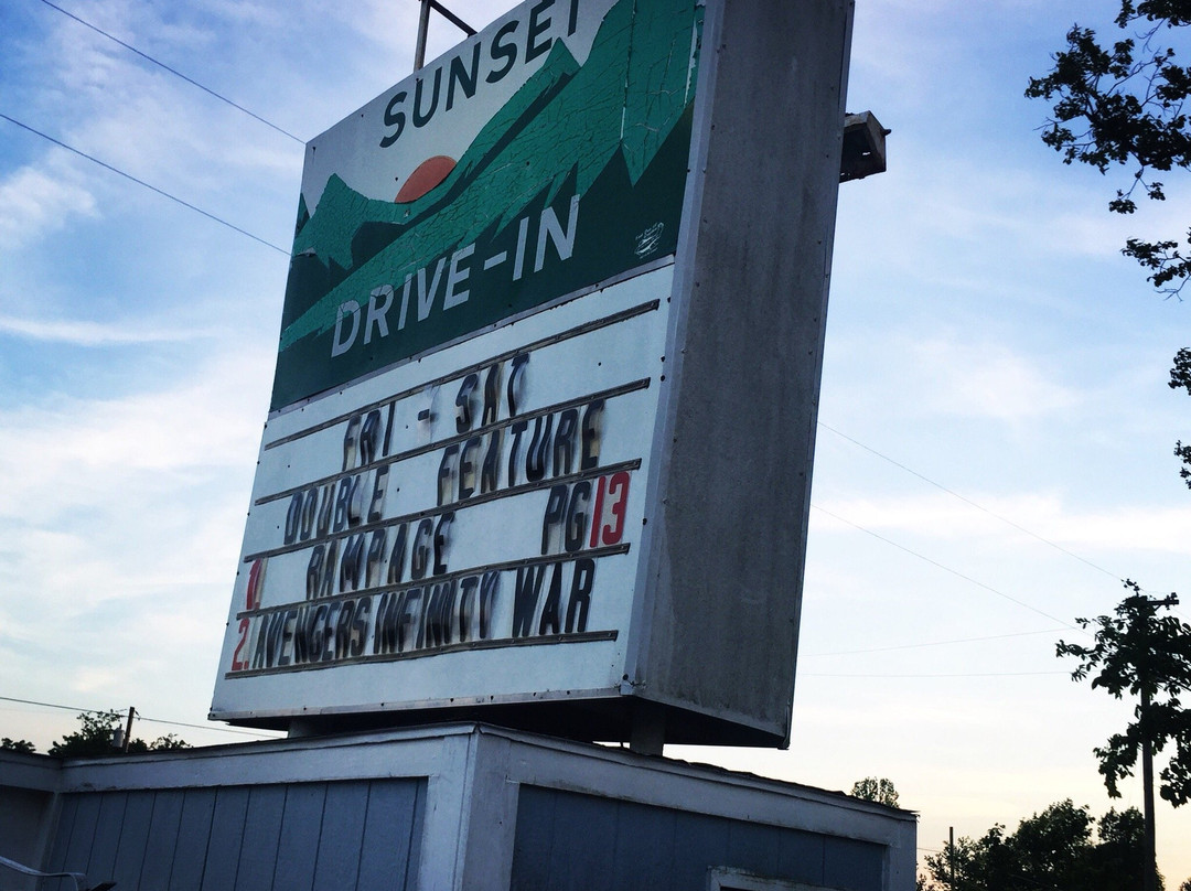 芒特弗农旅游景点-Sunset Drive-In