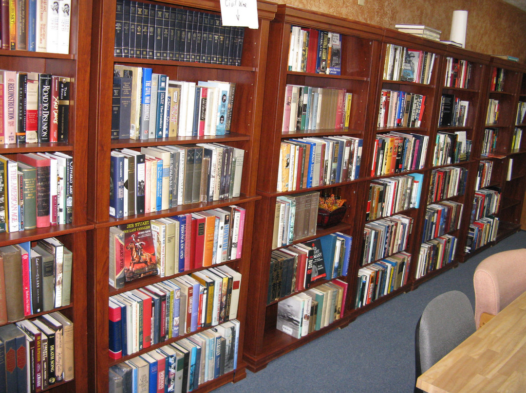 Belpre旅游景点-J & M's Used Bookstore