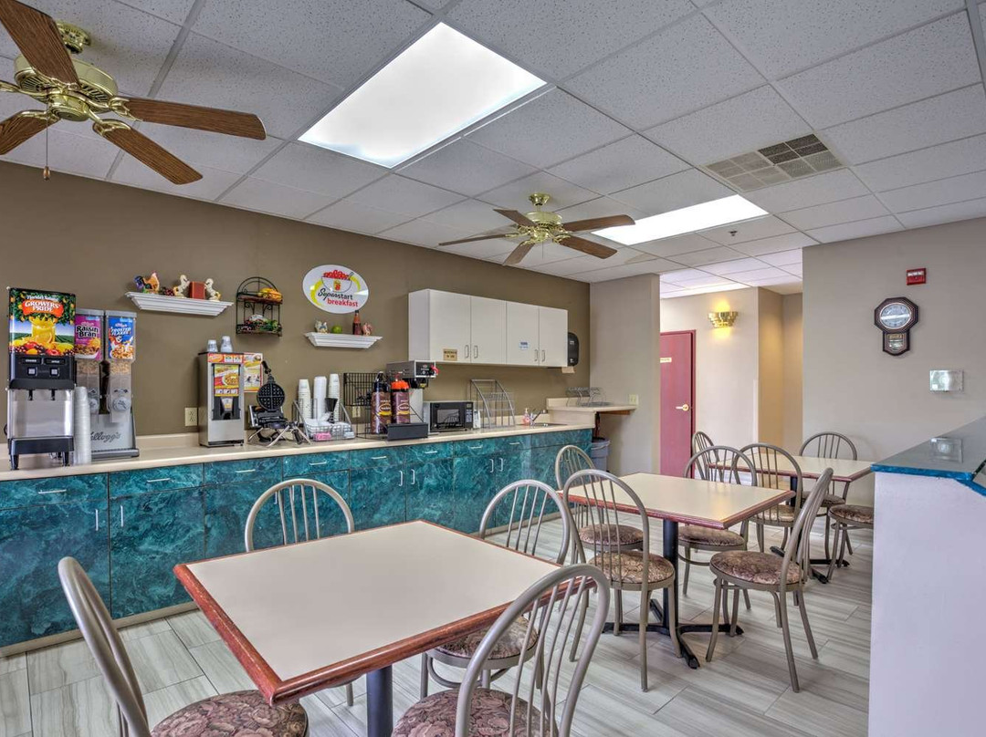 Super 8 by Wyndham Waterloo主图