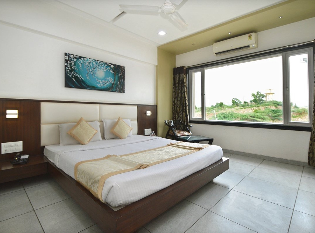 Crimson Park Shripriya Hotel主图