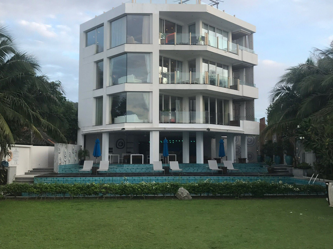 普吉岛海滨大酒店主图