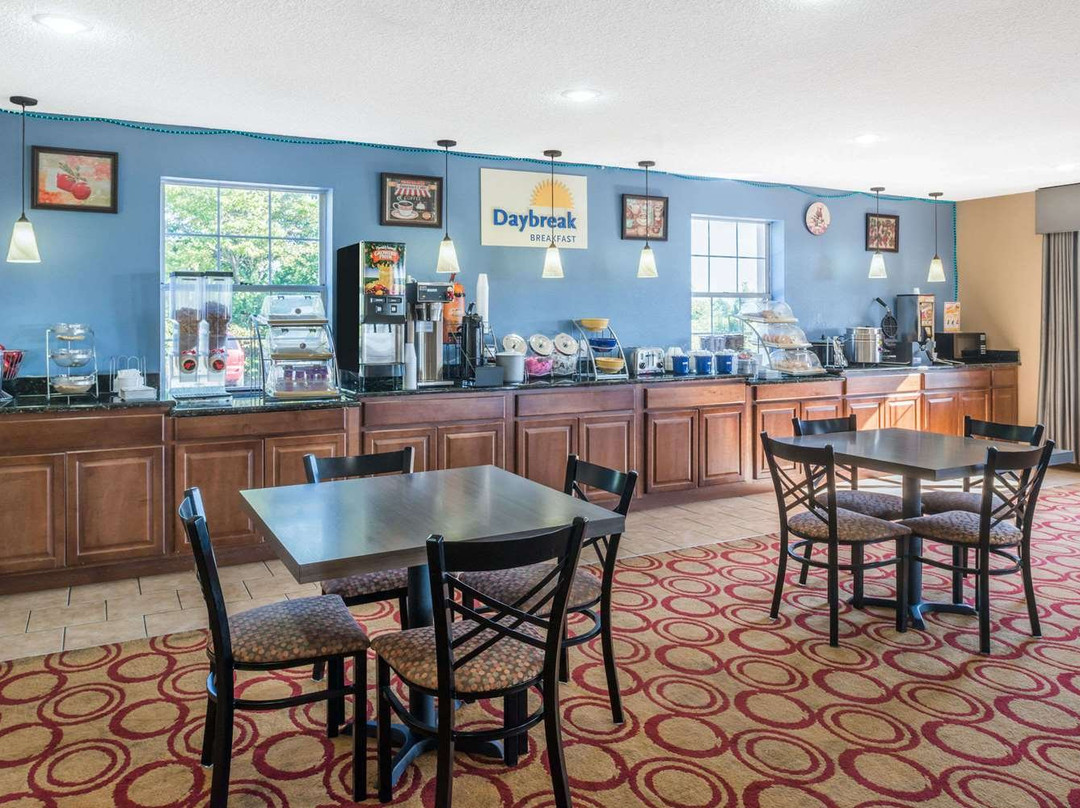 佩里维尔戴斯酒店主图