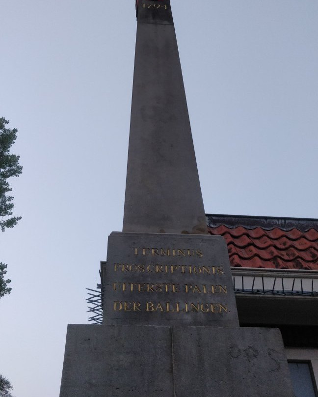 Banpaal in de vorm van een natuurstenen obelisk op bakstenen voet景点图片