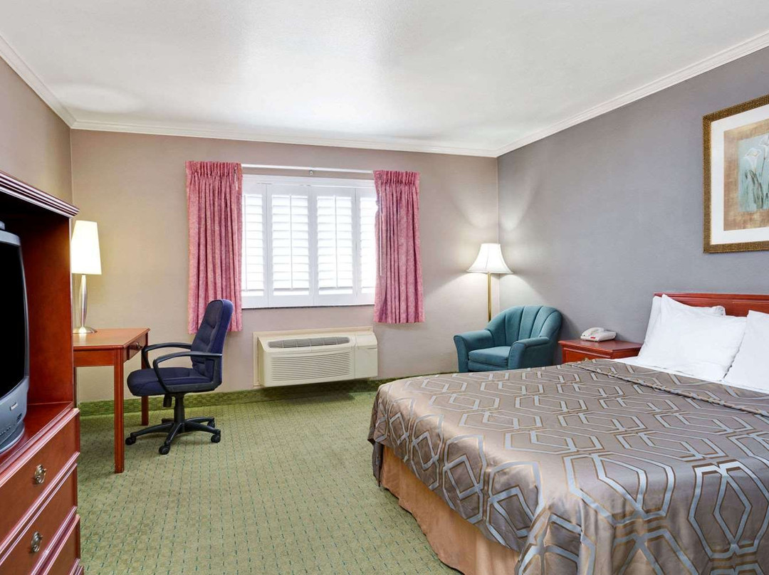 西柯维纳市戴斯酒店主图