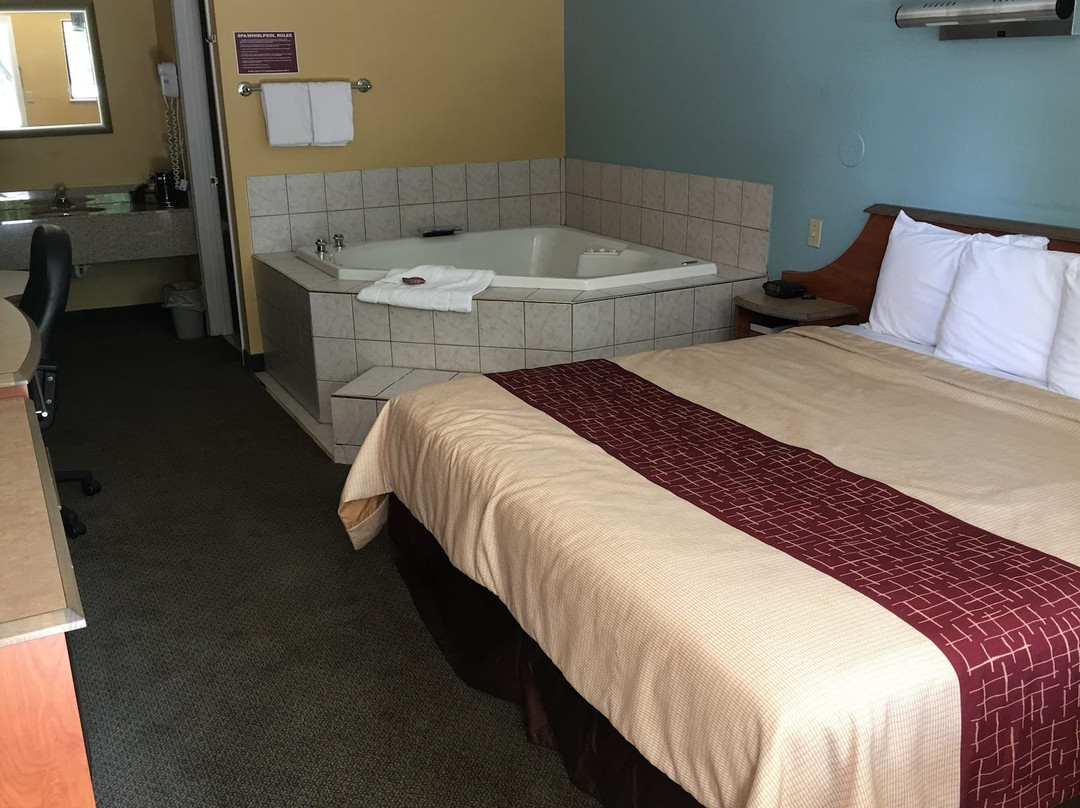 Super 8 by Wyndham Findlay主图