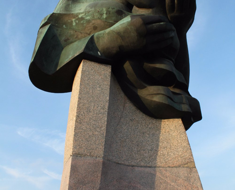 'Maternity' monument景点图片