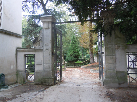 L'Abbaye de Saint-Maur-des-Fosses-圣莫代福塞必去景点