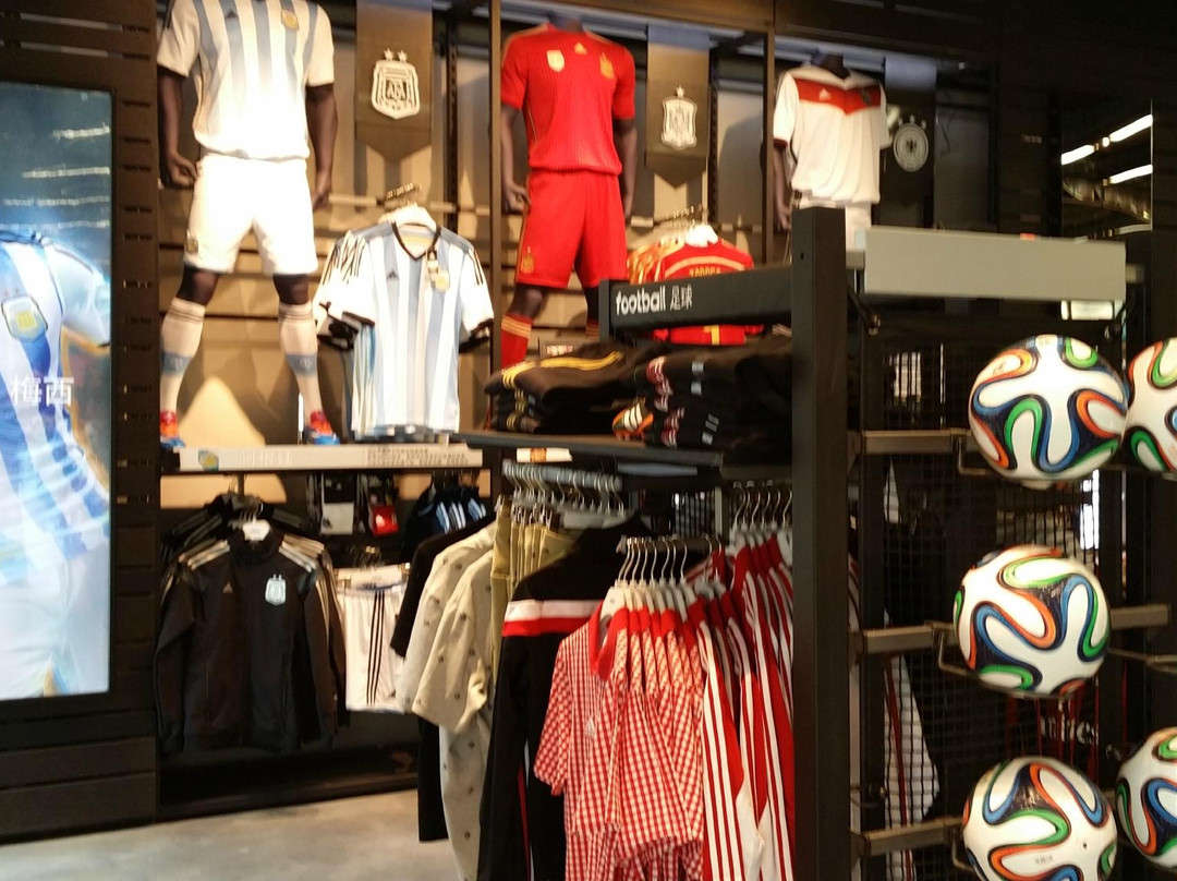 阿迪达斯三里屯店-北京市必去景点