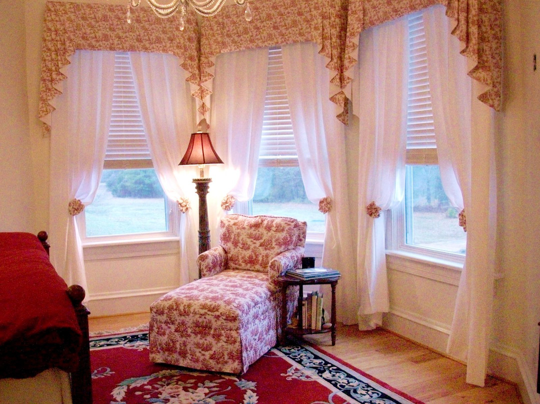 The Manor at Twin Oaks Bed and Breakfast主图