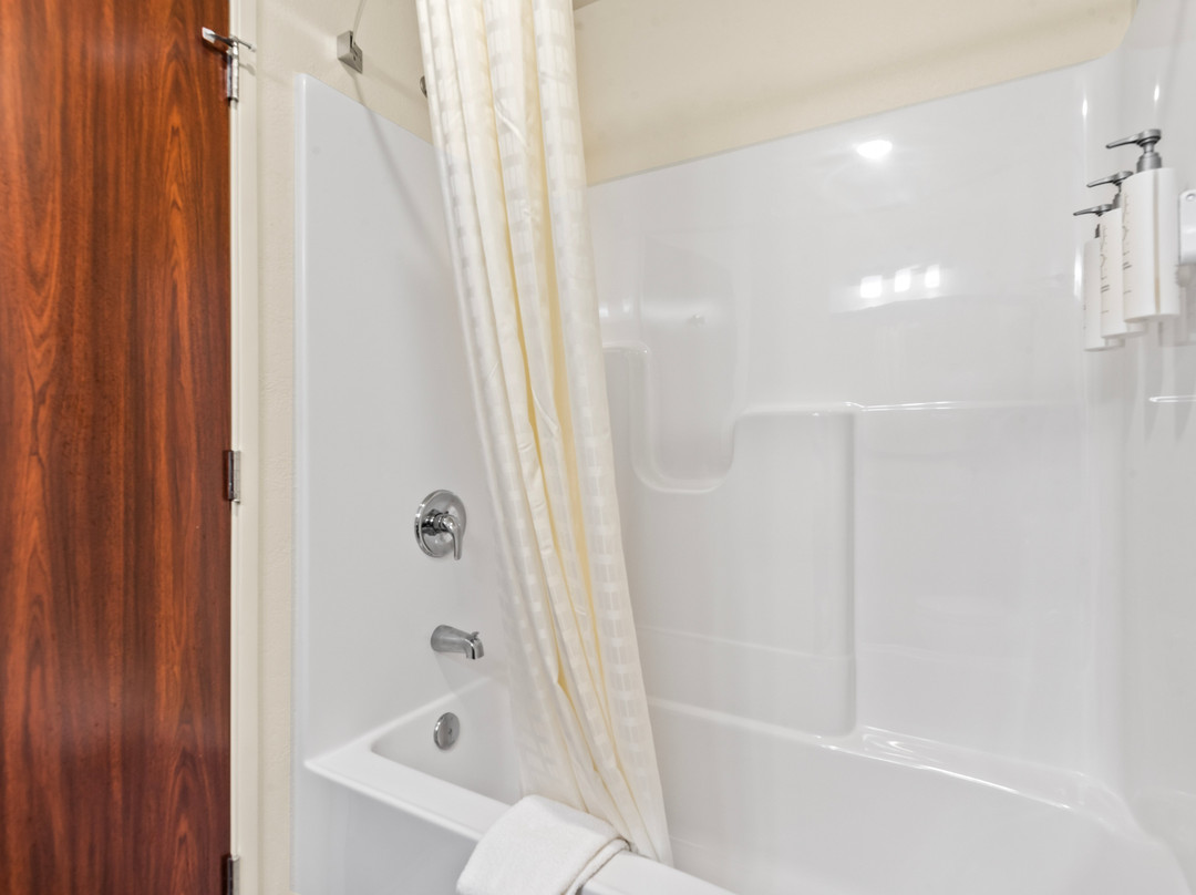 Cobblestone Hotel & Suites - Waukesha/West Milwaukee