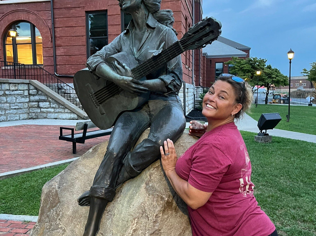 Dolly Parton Statue-塞维尔维尔必去景点