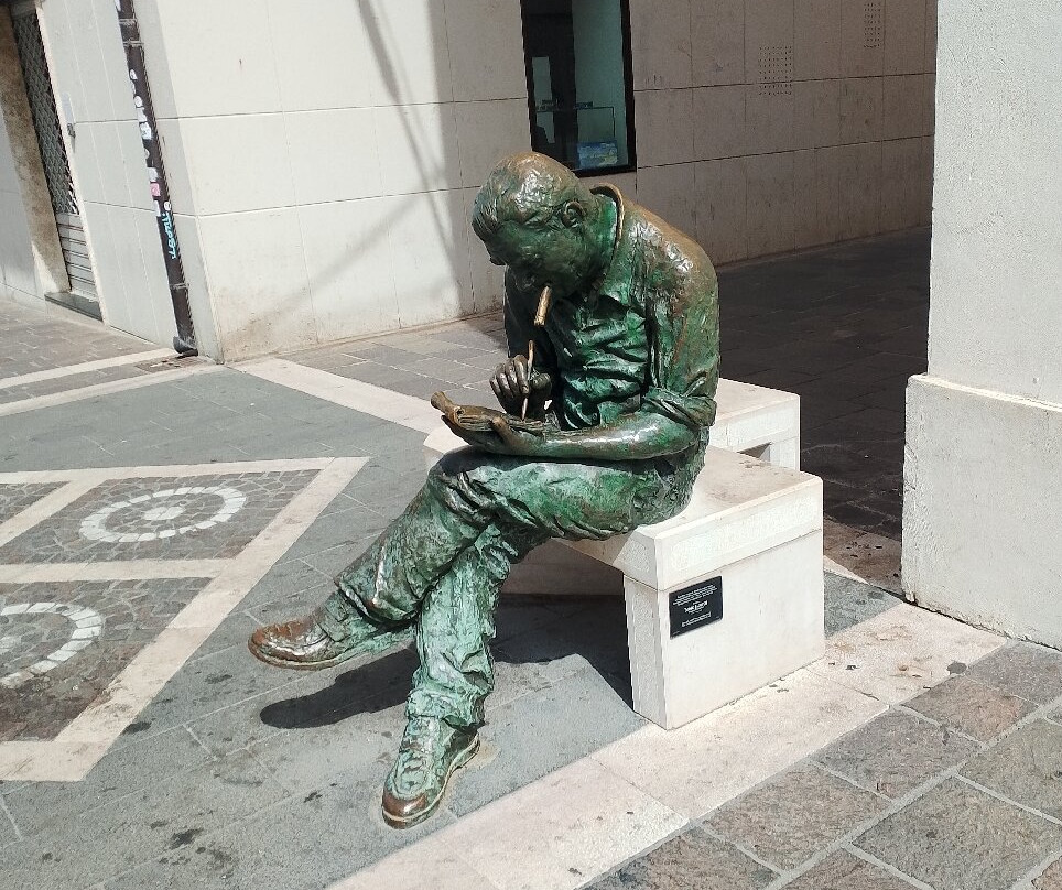 Statua di Benito Jacovitti-Termoli必去景点