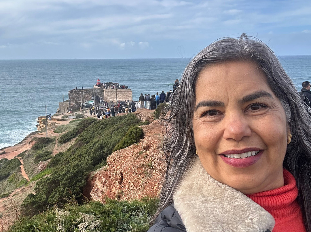 Estatua Homenagem aos surfistas e a Nossa Senhora da Nazare.景点图片