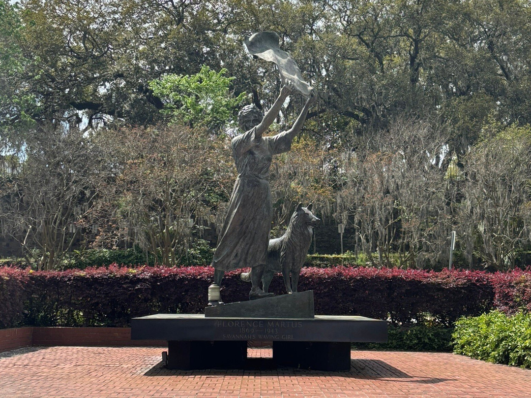 The Waving Girl Statue景点图片