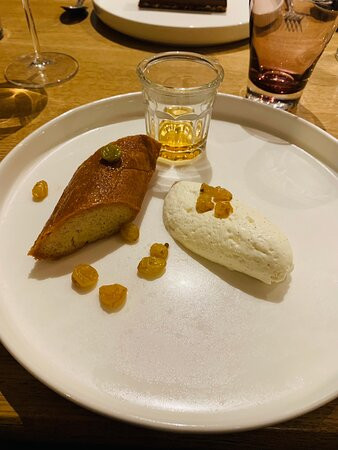 巴黎共和IHG皇冠假日酒店主图