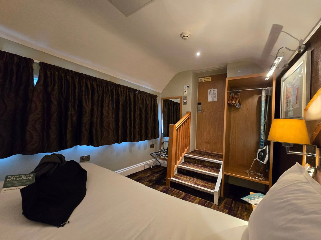 The Golden Lion Hotel主图