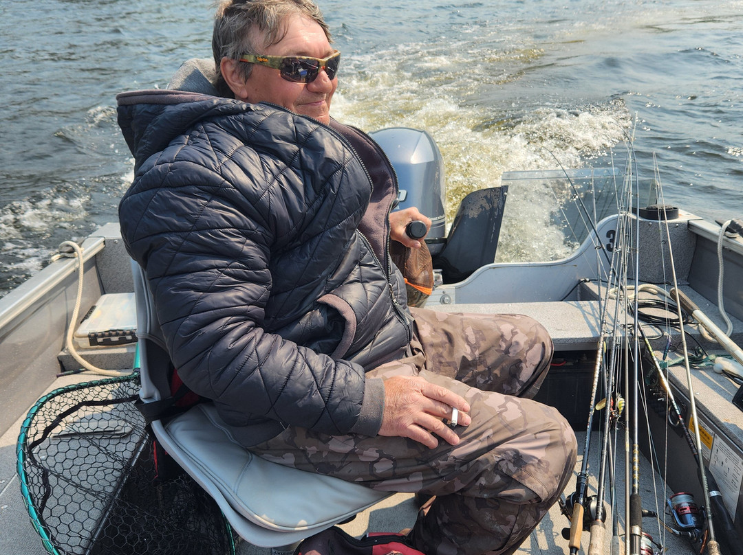 Crow Rock Lodge Fishing Guides-凯诺拉必去景点