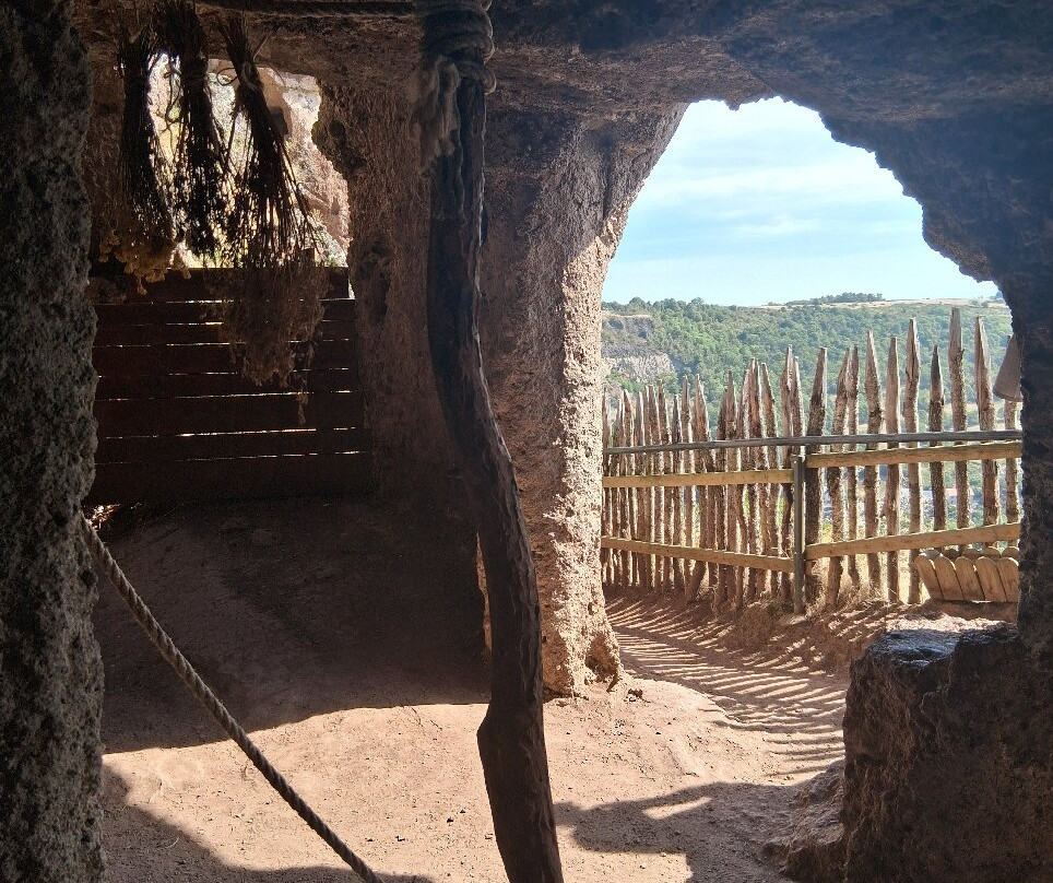 Site Troglodyte de Jonas - Forteresse médiévale et chapelle romane-Saint-Pierre-Colamine必去景点