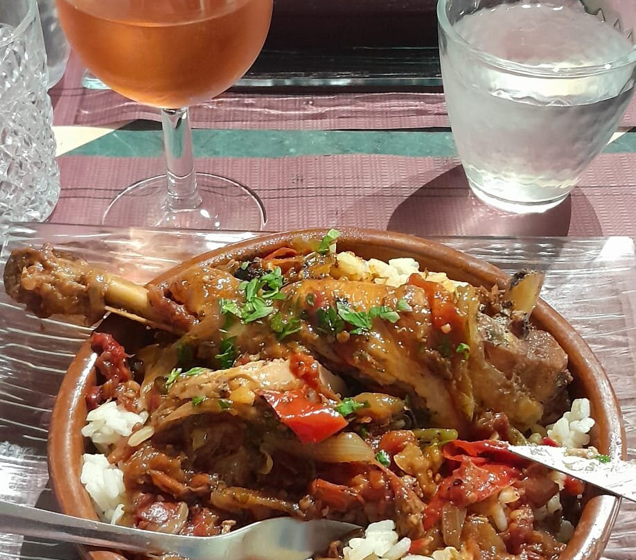 LES GLYCINES DU PUITS