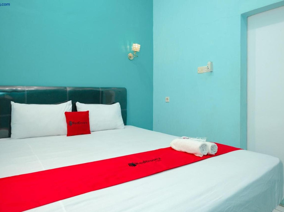 RedDoorz Near Sunrise Mall Mojokerto