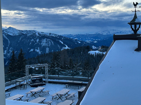 普拉奈霍夫餐厅酒店主图