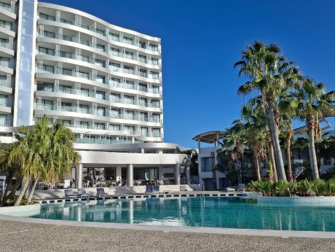 拉纳卡丽笙海滩度假酒店-官方