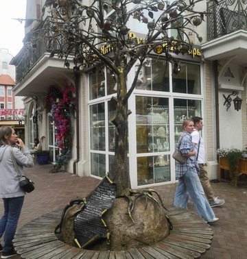 Monument to the Amber Tree-斯韦特洛戈尔斯克必去景点