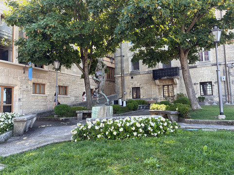 Sculpture Mother and Child-圣马力诺城必去景点