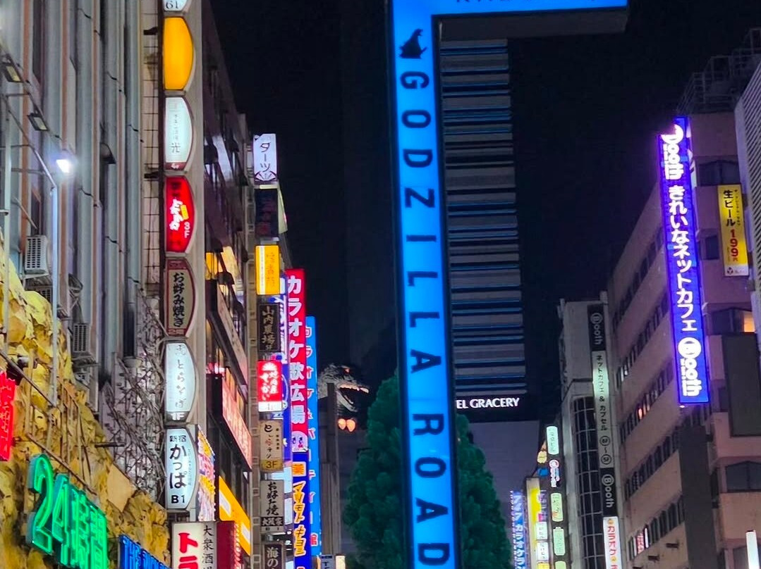 新宿哥斯拉等比头雕-Kabukicho必去景点